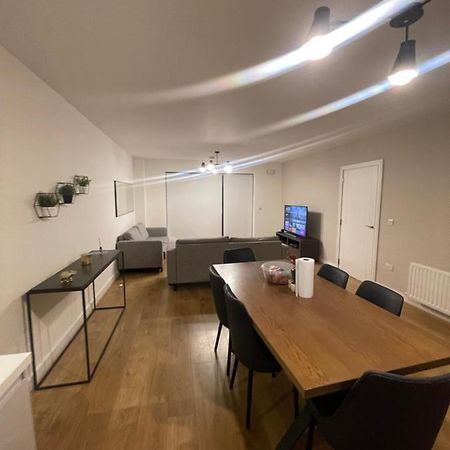Private Room In A New Shared Apartment 메이누스 외부 사진