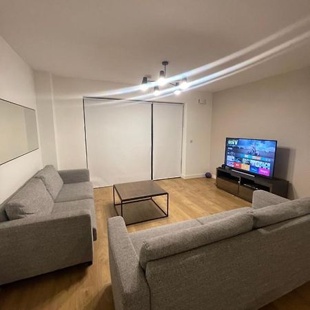 Private Room In A New Shared Apartment 메이누스 외부 사진