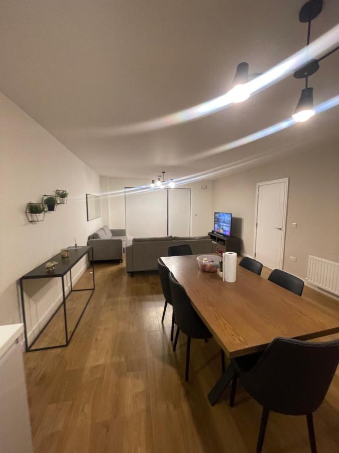 Private Room In A New Shared Apartment 메이누스 외부 사진